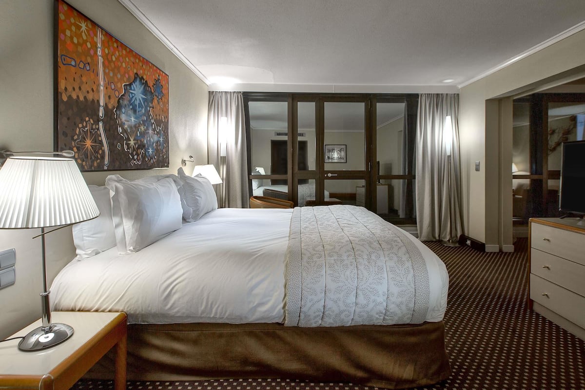 Suite, 1 King Bed, City View (Prestige) | Premium bedding, minibar, in-room safe, desk