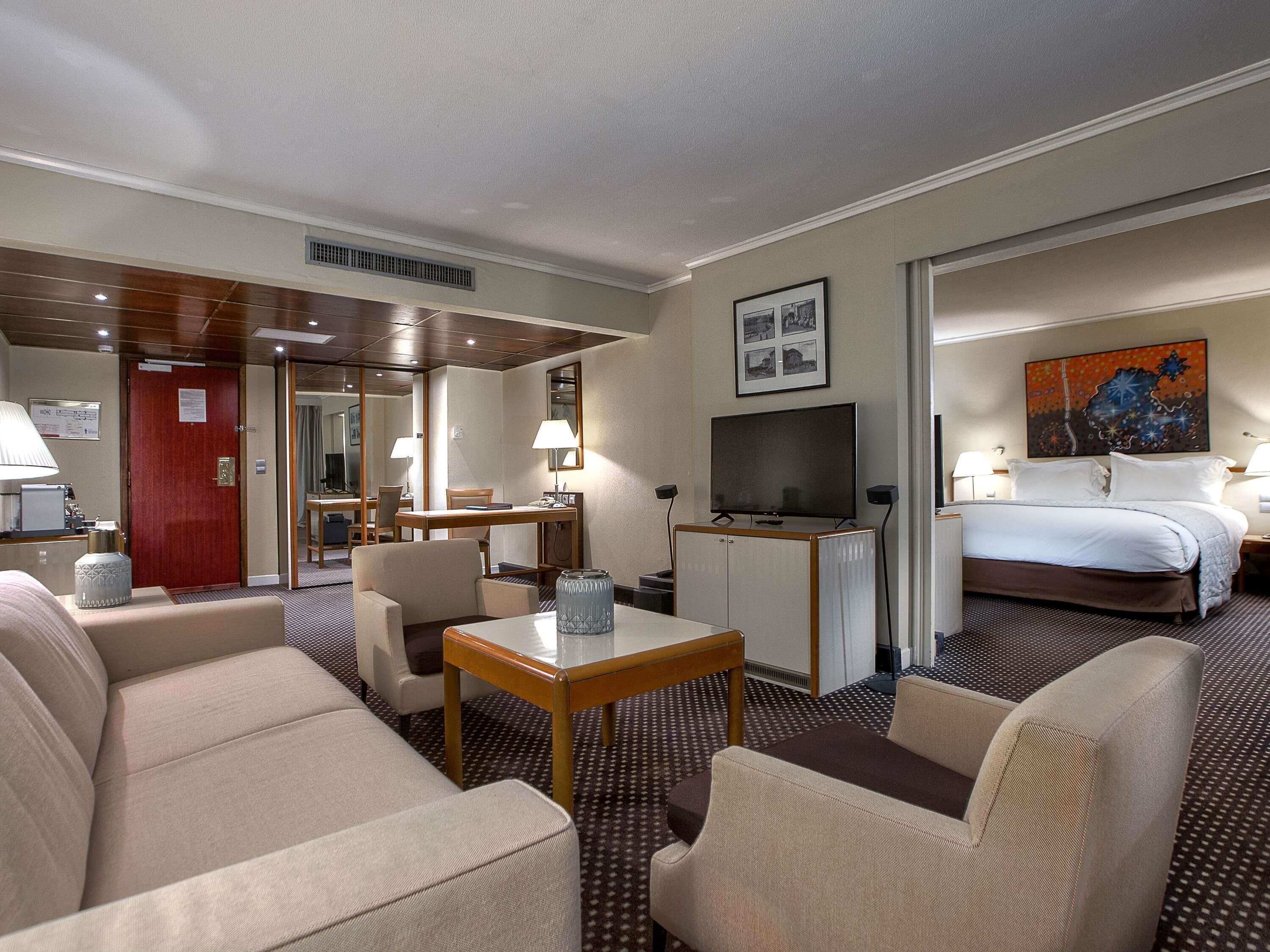 Suite, 1 King Bed, City View (Prestige) | Premium bedding, minibar, in-room safe, desk