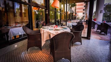 3 restaurants, breakfast served