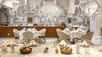 3 restaurants, breakfast served