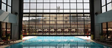 Piscine couverte, piscine extérieure, parasols de plage, chaises longues