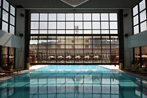 Piscine intérieure, piscine extérieure, parasols, chaises longues