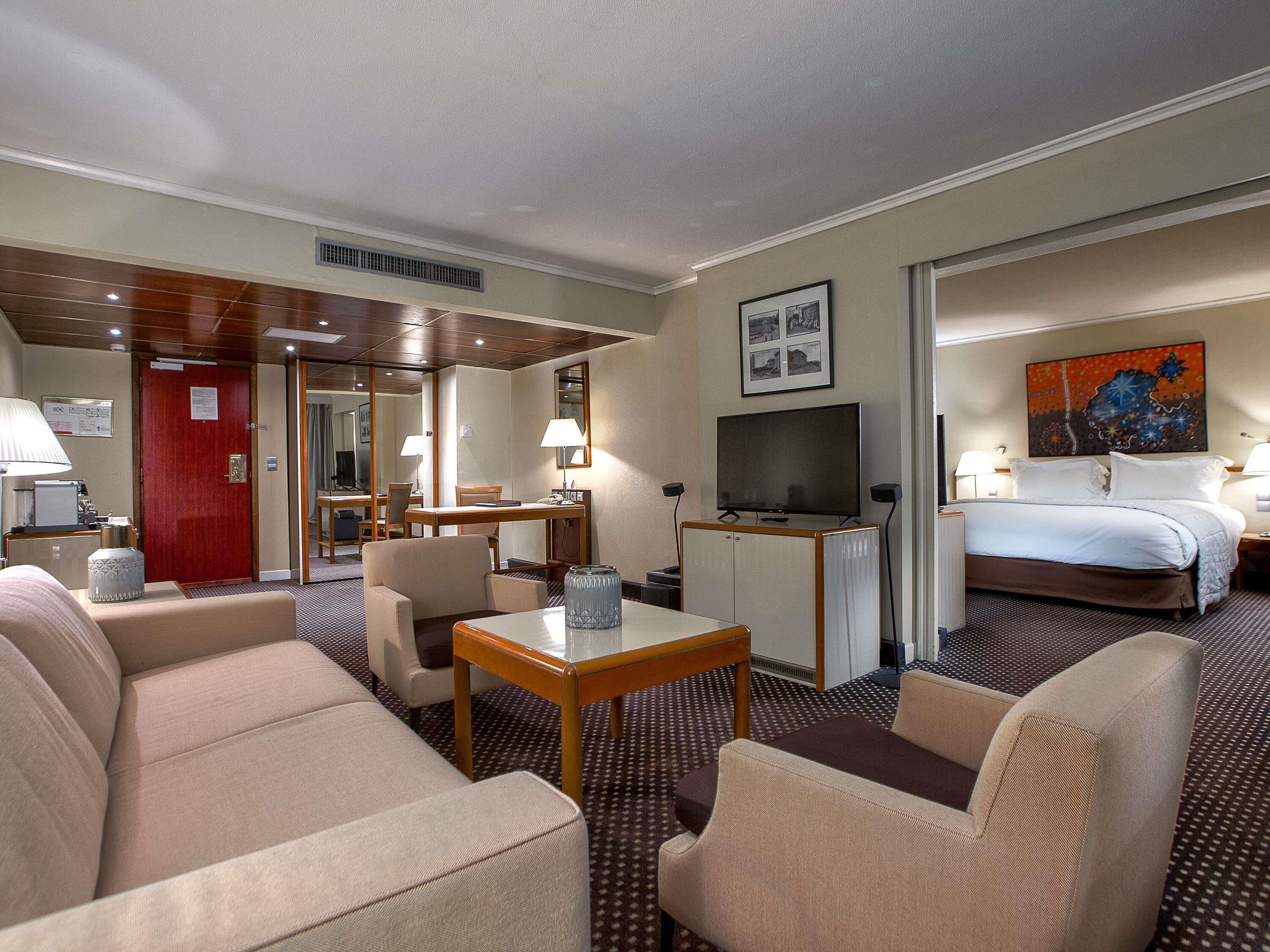 Suite, 1 cama de matrimonio grande, vistas a la ciudad (Prestige) | Ropa de cama de alta calidad, minibar, caja fuerte y escritorio