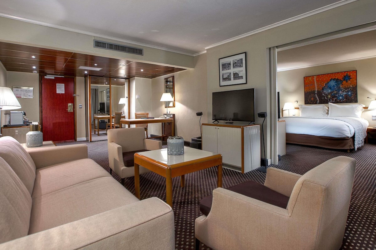 Suite, 1 cama de matrimonio grande, vistas a la ciudad (Prestige) | Ropa de cama de alta calidad, minibar, caja fuerte y escritorio