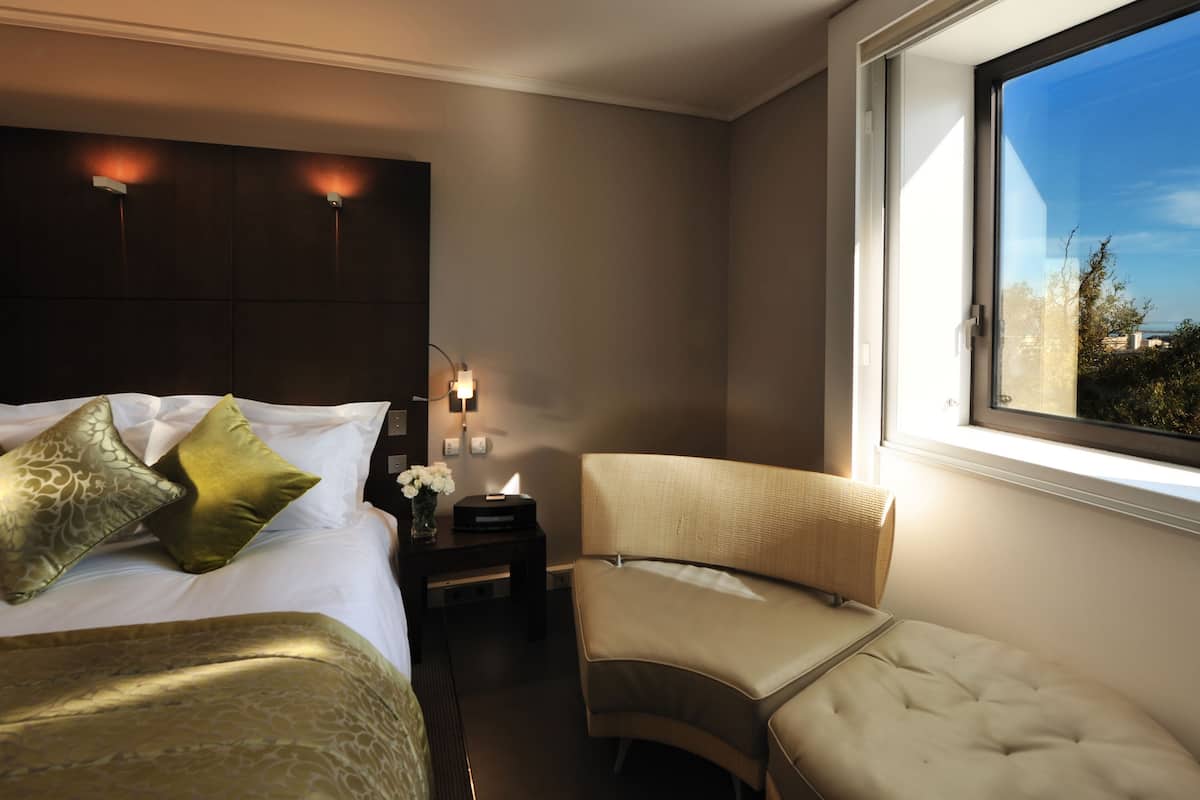 luxury room, 1 king bed, club lounge access, city view | premium bedding, minibar, in-room safe, desk