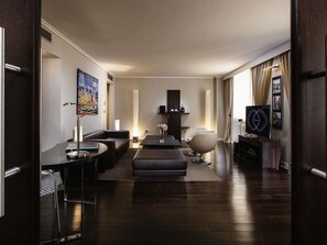 套房, 1 张特大床 (Opera) | 高档床上用品、迷你吧、客房内保险箱、  办公桌