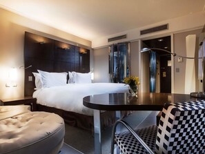 奢华客房, 1 张特大床, 可进入俱乐部酒廊, 城市景观 | 高档床上用品、迷你吧、客房内保险箱、办公桌