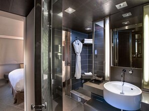 Chambre Luxe, 1 très grand lit, accès au salon club, vue ville | Literie de qualité supérieure, minibar, coffres-forts dans les chambres