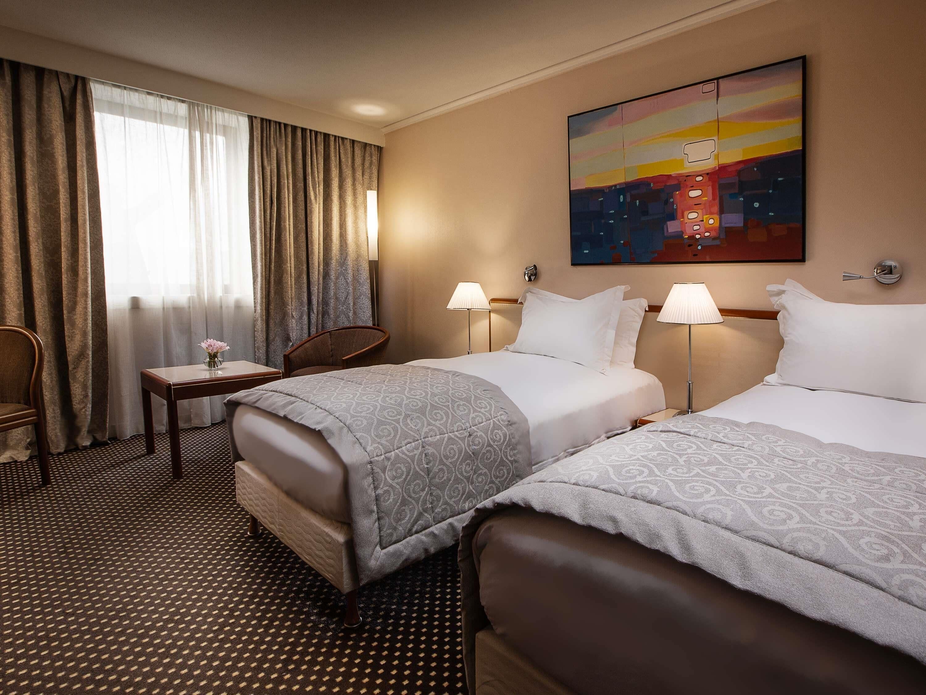 高档床上用品、迷你吧、客房内保险箱、办公桌