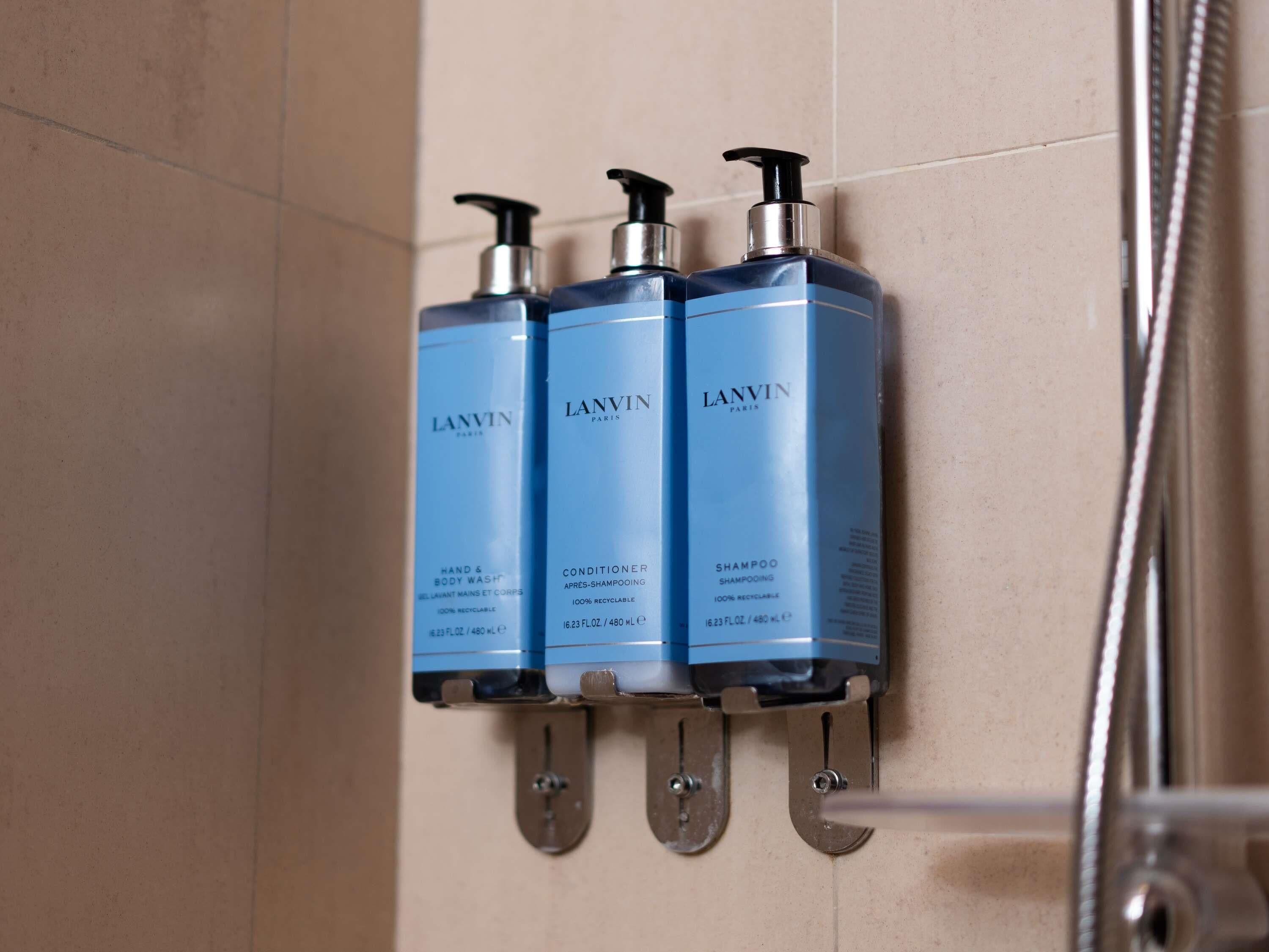 高档床上用品、迷你吧、客房内保险箱、办公桌