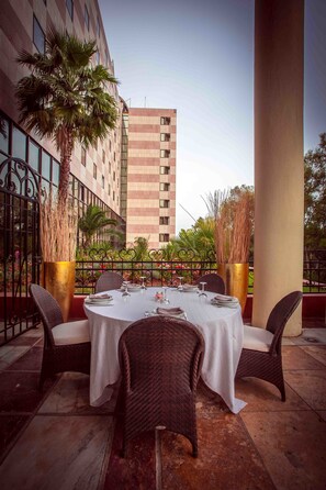 3 restaurants, breakfast served