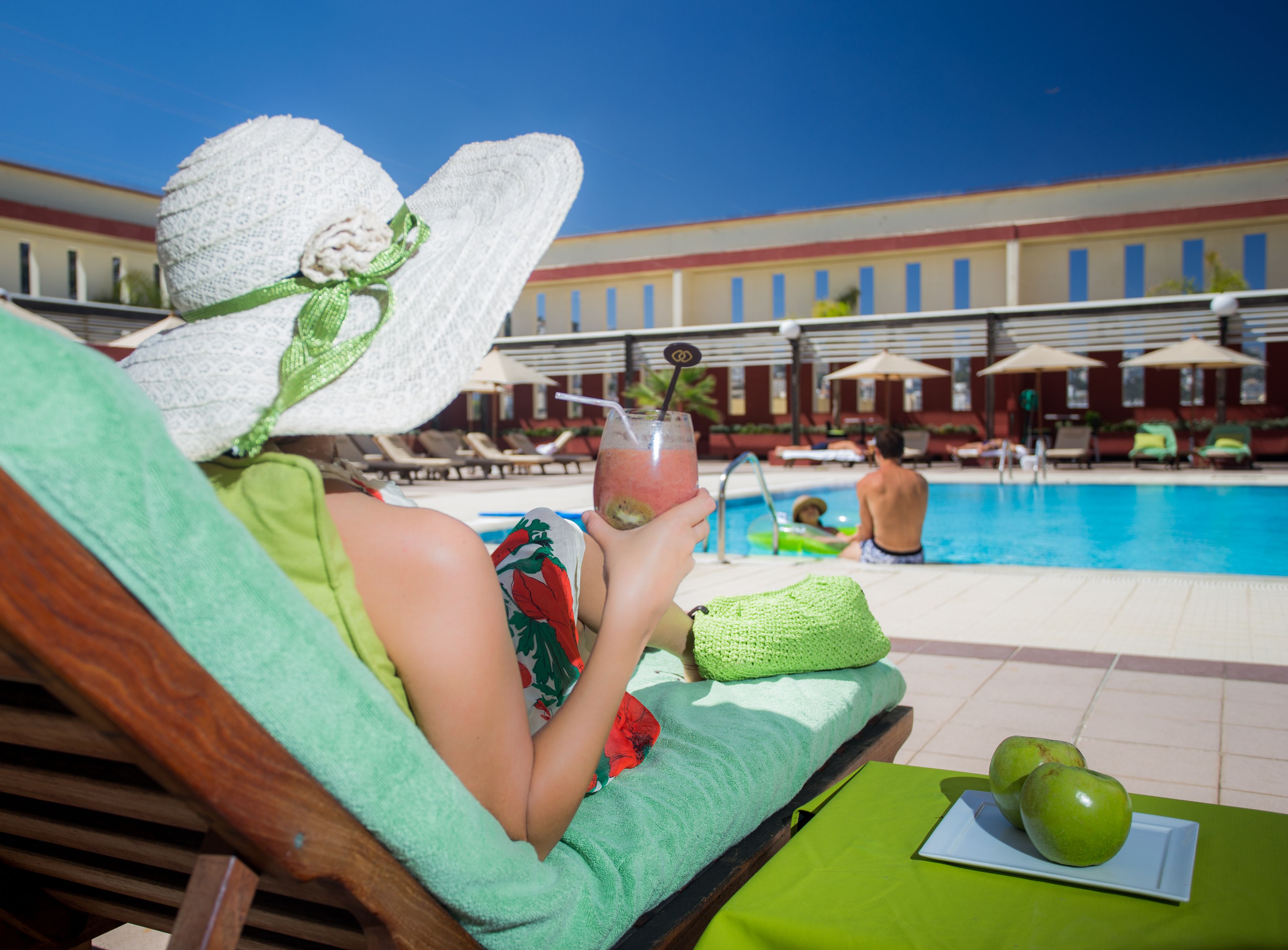 Piscine couverte, piscine extérieure, parasols de plage, chaises longues