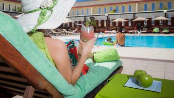 Piscine couverte, piscine extérieure, parasols de plage, chaises longues