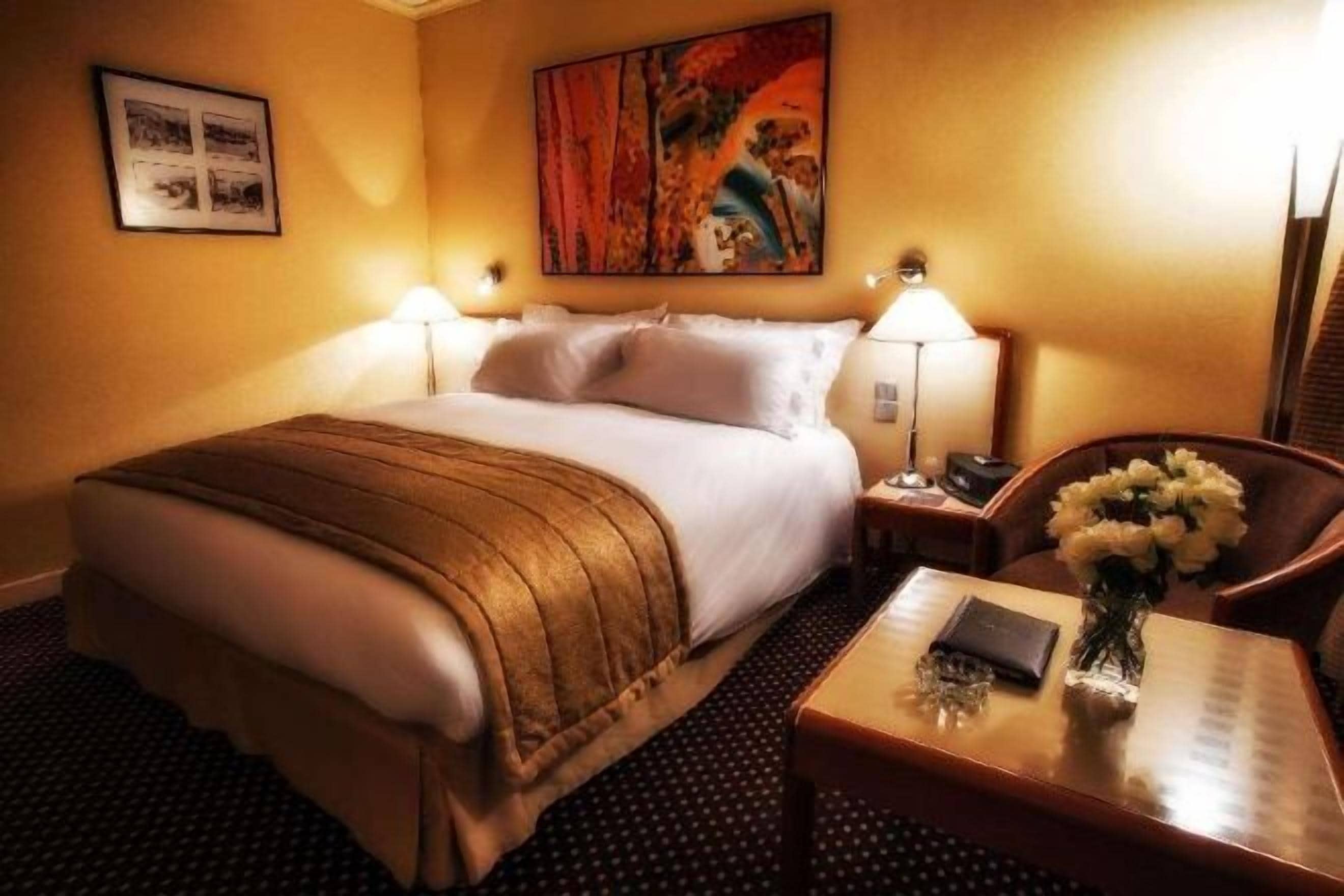 高档床上用品、迷你吧、客房内保险箱、办公桌