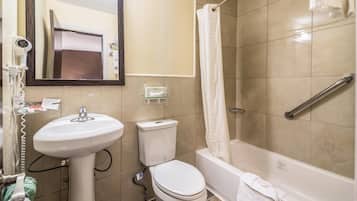 Un baño con lavamanos, inodoro y bañera.