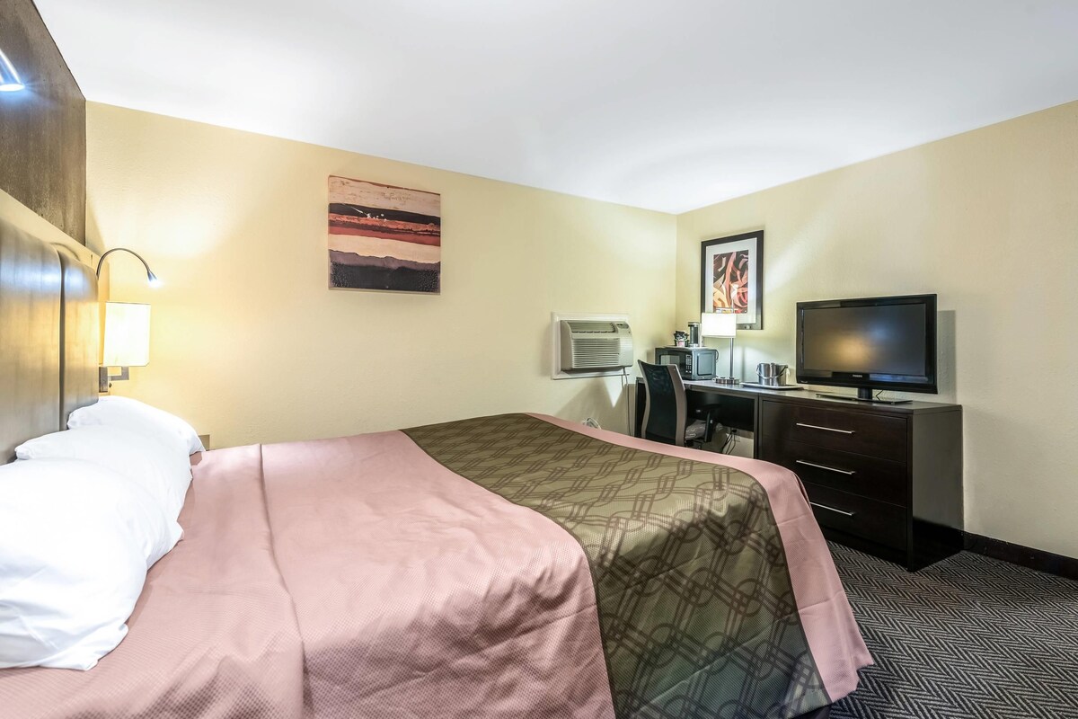 Standard Room, 1 King Bed, Non Smoking | Desk, blackout drapes, iron/ironing board, WiFi (free)