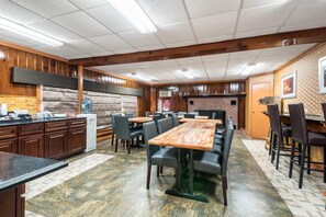 Breakfast area - Econo Lodge Rutland City near Hwy 7 (Rutland)