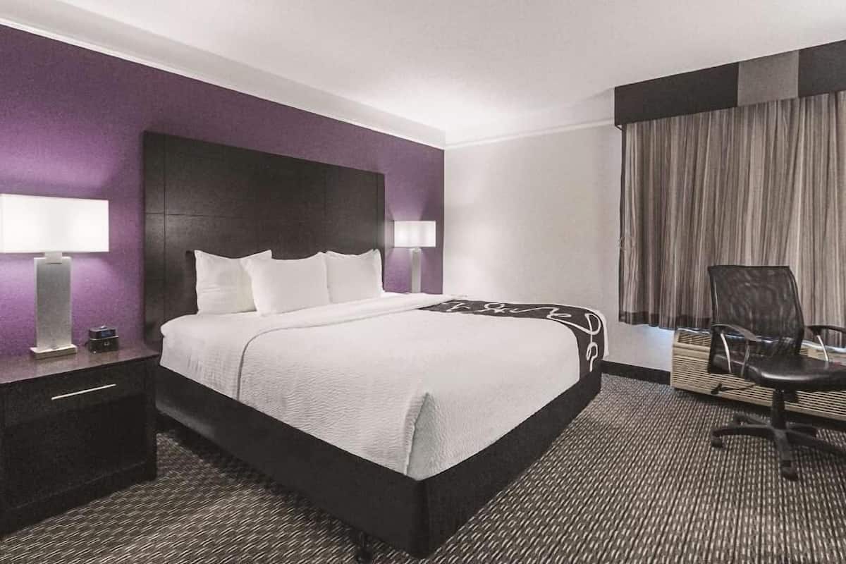 Premium bedding, desk, iron/ironing board, free cribs/infant beds