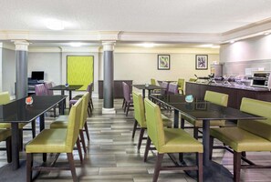 Free daily buffet breakfast  - La Quinta Inn by Wyndham Fresno Yosemite (Fresno)