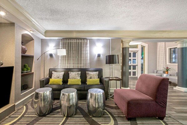 Lobby - La Quinta Inn by Wyndham Fresno Yosemite (Fresno)