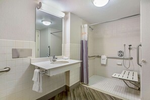 Deluxe-Zimmer, 1 King-Bett, Nichtraucher (Mobility, Bathtub w/Grab Bars) | Badezimmer | Duschwanne, umweltfreundliche Kosmetikartikel, Haartrockner, Handtücher