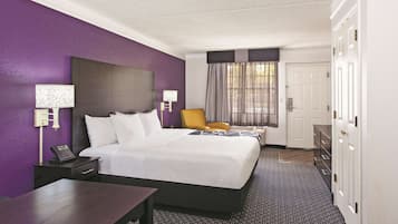 Rom, 1 kingsize-seng, ikke-røyk | Sengetøy av topp kvalitet, skrivebord og strykejern/-brett