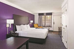 Room, 1 King Bed, Non Smoking | Premium bedding, desk, iron/ironing board, free cribs/infant beds