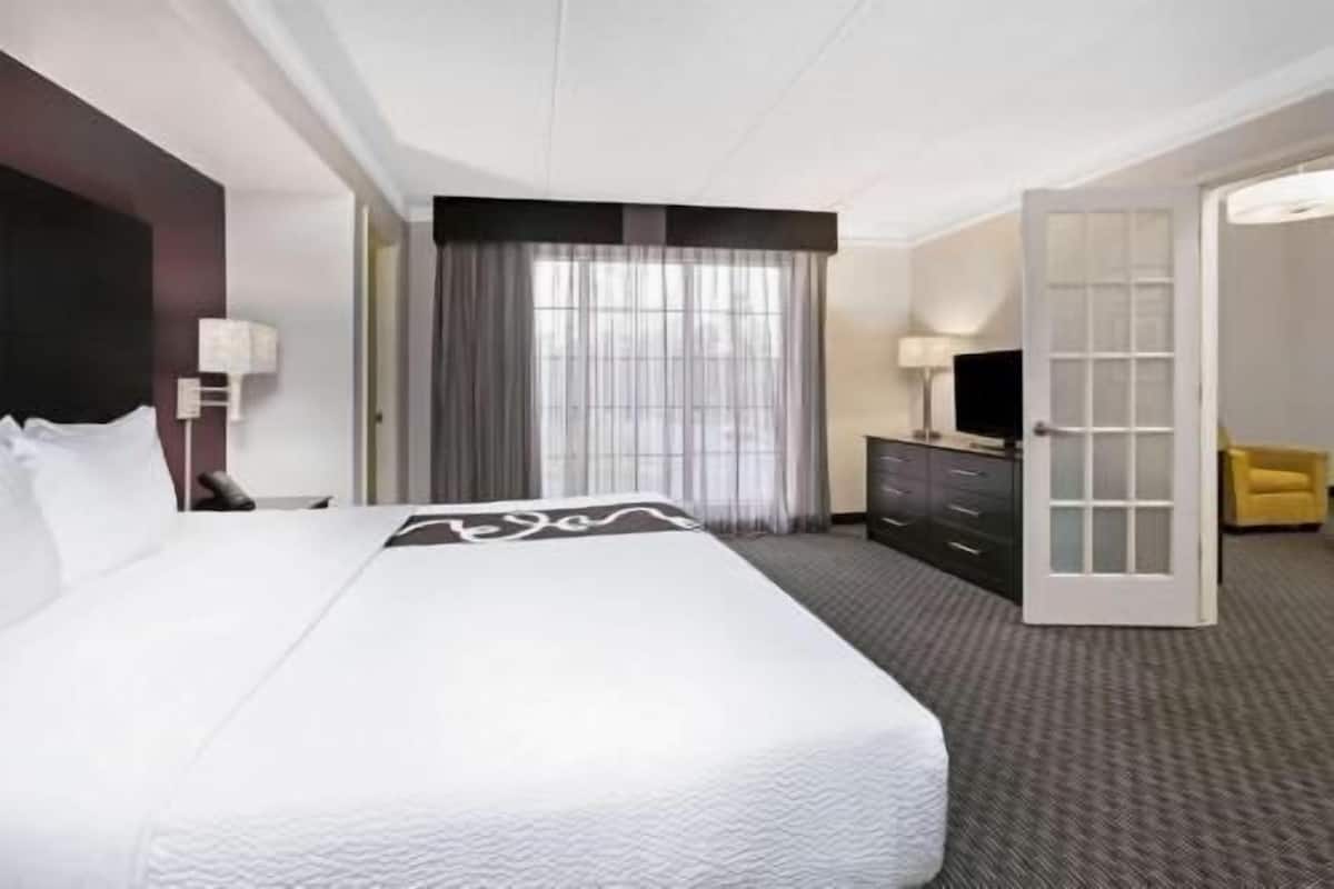 Premium bedding, desk, iron/ironing board, free cribs/infant beds