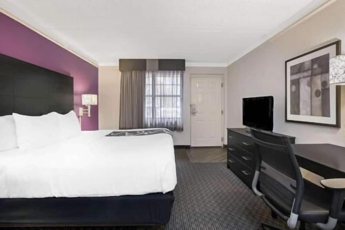 Premium bedding, desk, iron/ironing board, free cribs/infant beds