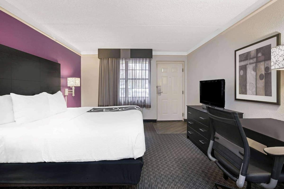 Premium bedding, desk, iron/ironing board, free cribs/infant beds