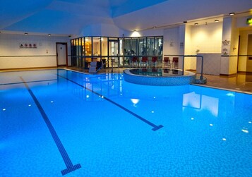 Indoor spa tub