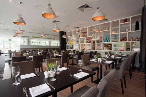 供应早餐、午餐和晚餐,英国菜