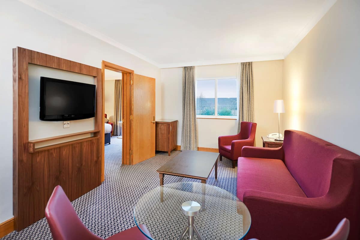 suite, 1 king bed | in-room safe, desk, blackout curtains, iron/ironing board