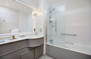 Tina con regadera, amenidades de baño gratuitas, secadora de cabello 