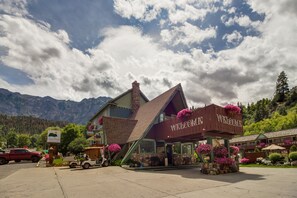 Exterior - Twin Peaks Lodge & Hot Springs (Ouray)