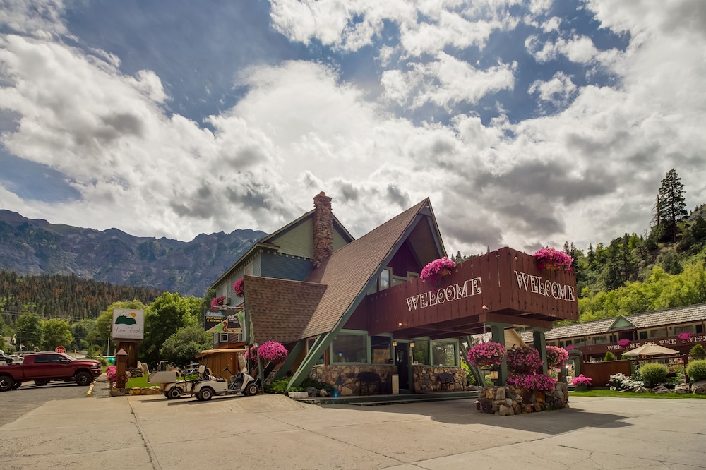 Twin Peaks Hotel & Hot Springs by null
