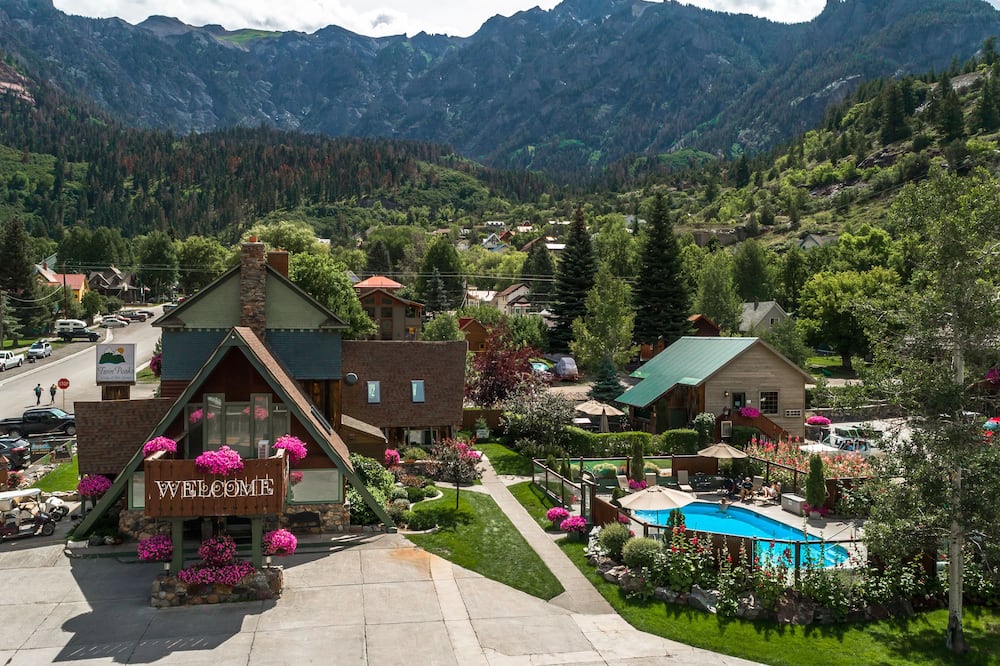 Twin Peaks Lodge & Hot Springs