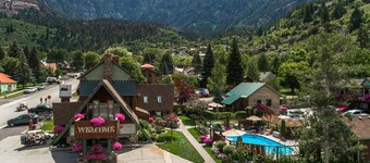 Twin Peaks Lodge & Hot Springs