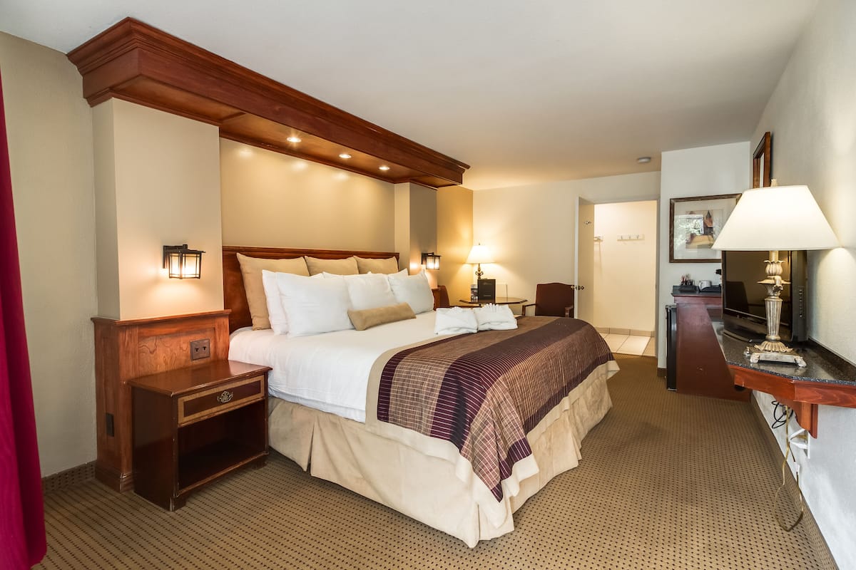 Standardzimmer, 1 King-Bett, Erdgeschoss | Hochwertige Bettwaren, Pillowtop-Betten, Schreibtisch