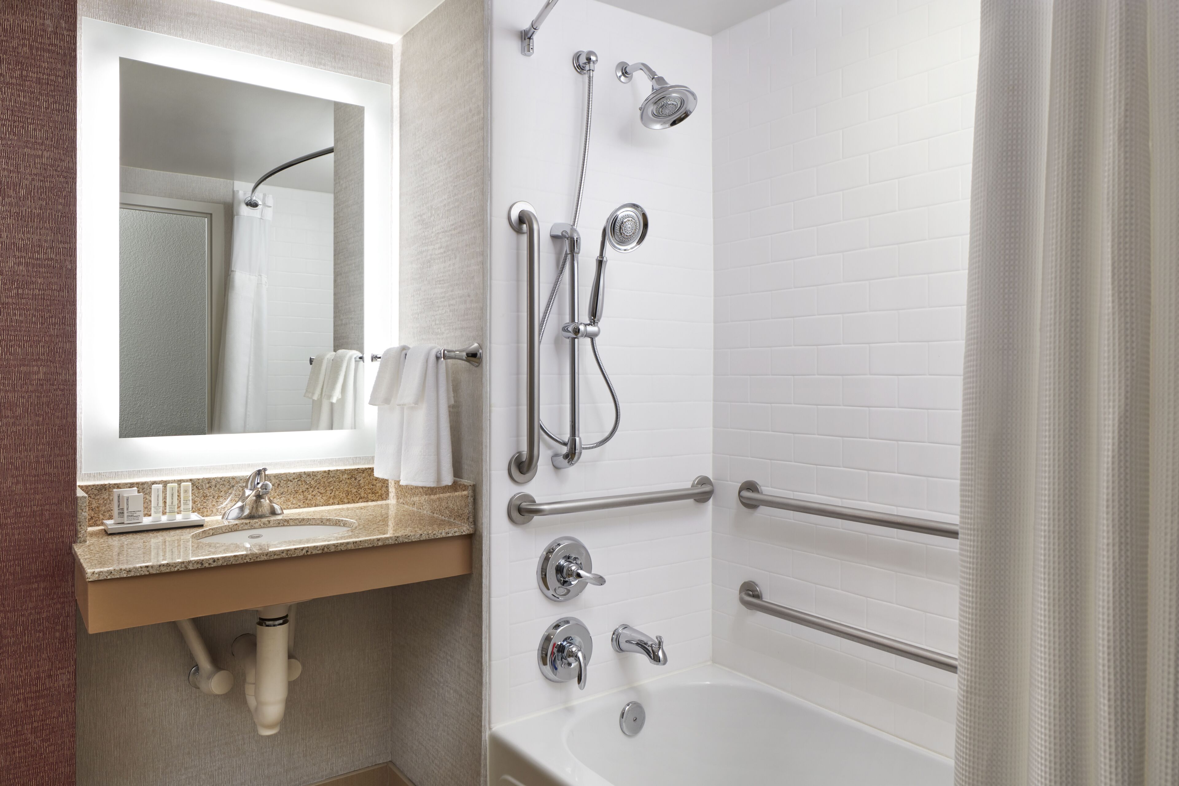 room, 1 king bed (mobility/hearing accessible, tub) | bathroom | combined shower/bathtub, eco-friendly toiletries, hair dryer, towels