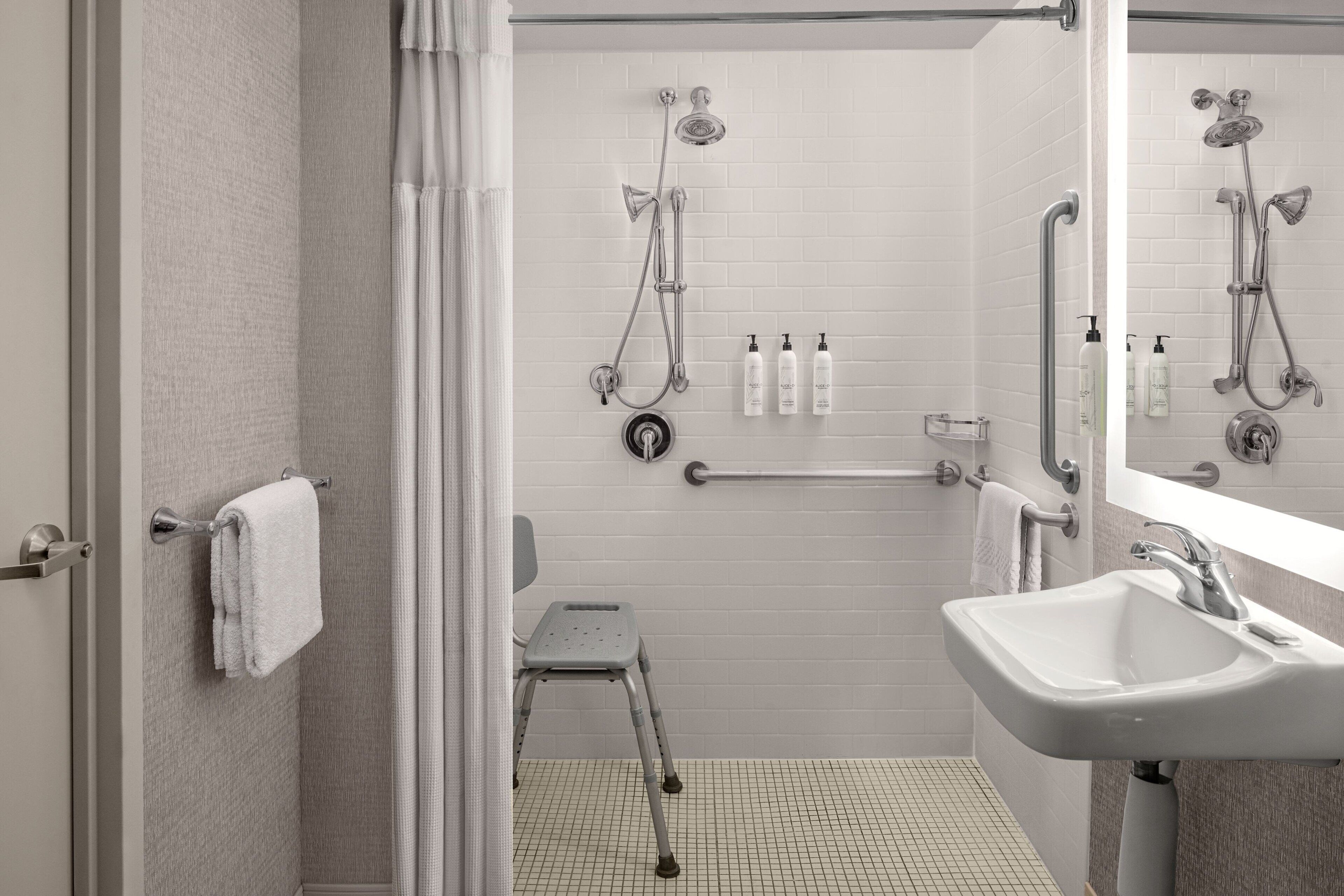 room, 1 king bed | bathroom | combined shower/bathtub, eco-friendly toiletries, hair dryer, towels