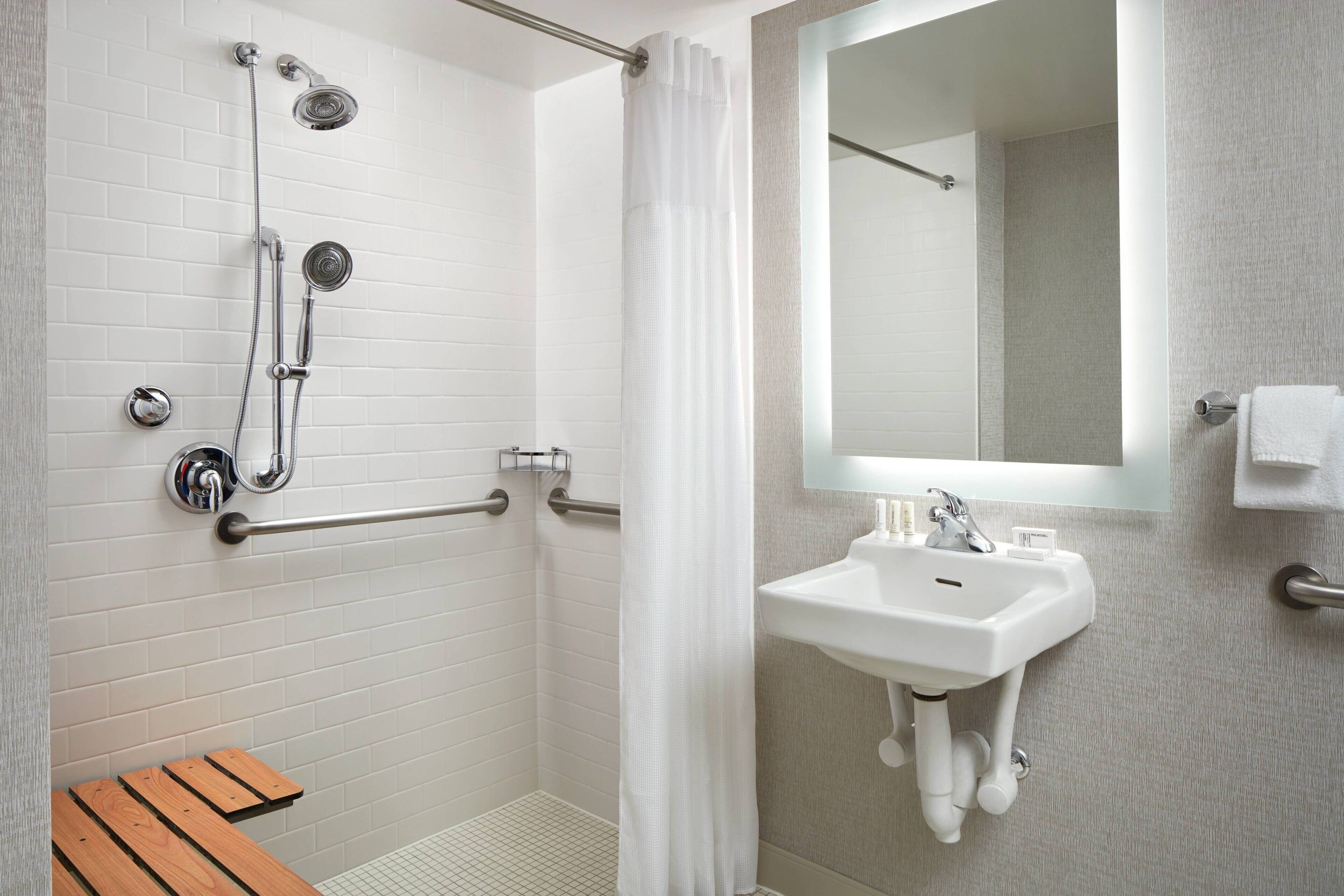 combined shower/bathtub, eco-friendly toiletries, hair dryer, towels