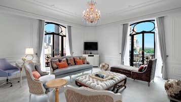 Suíte, 1 quarto (Butler Service Included) | Área de estar | TV 32 polegadas com canais via satélite