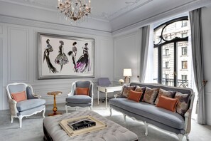 Suite, 1 camera da letto (Butler Service Included) | Area soggiorno | TV 32 pollici con canali satellitari