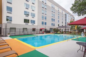 Una piscina al aire libre de temporada