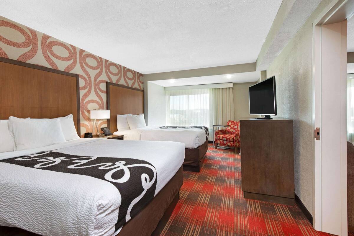Phòng Suite, 1 phòng ngủ, không hút thuốc | Bộ đồ giường cao cấp, bàn, màn/rèm cản sáng 