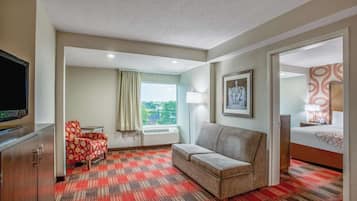 Suite, 1 slaapkamer, niet-roken | Luxe beddengoed, een bureau, verduisterende gordijnen