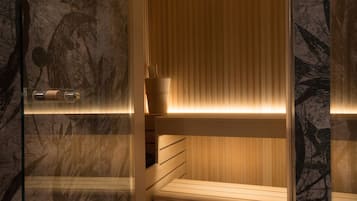 Una sauna con panche in legno e una parete decorata con un motivo floreale.