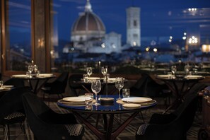 Phục vụ bữa sáng, bữa trưa và bữa tối 