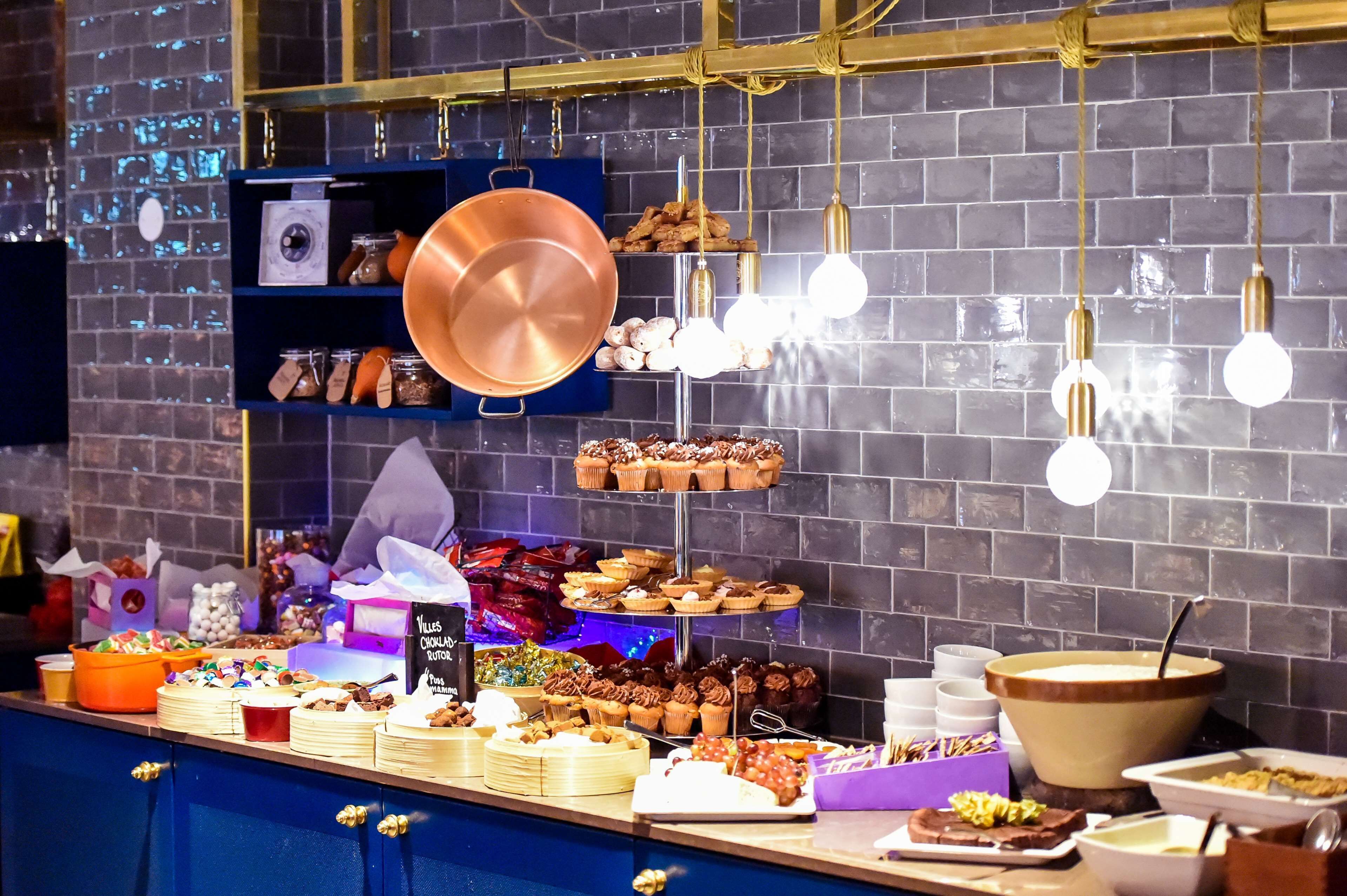 breakfast, lunch and dinner served